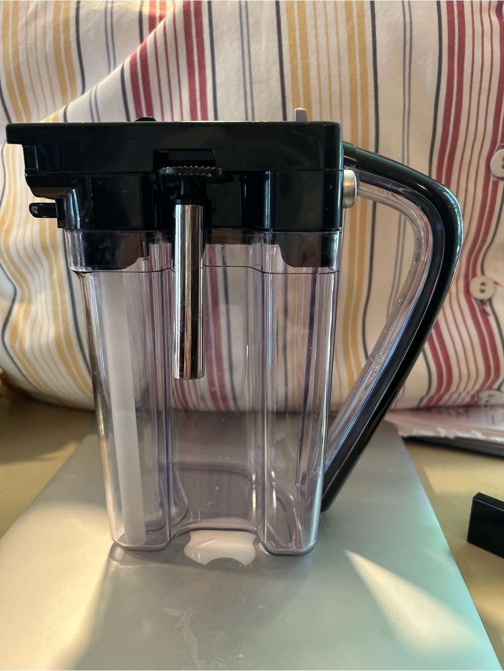 De'Longhi milk tank assembly/ frother